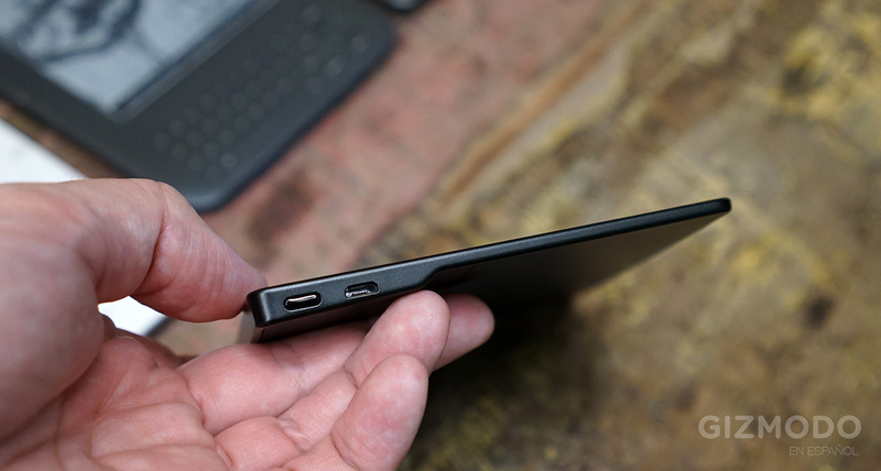 El botón de encendido y el puerto MicroUSB para carga.